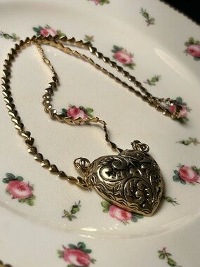Vintage Gold Heart Pendant Necklace spring ring clasp heart chain links 17”